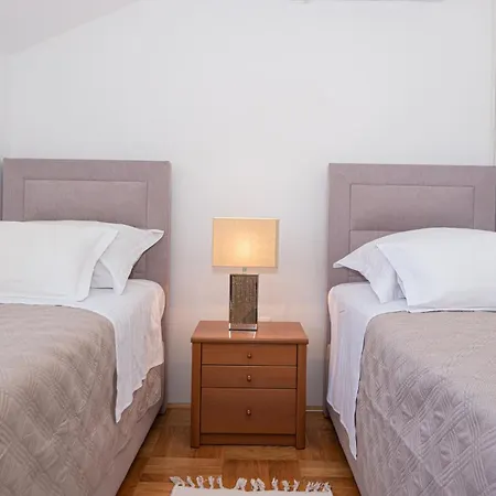 Stunning In With Kitchen بيت للعطل بيروفاتش