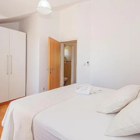 Stunning In With Kitchen * Pirovac