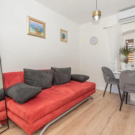 Stunning In With Kitchen بيت للعطل