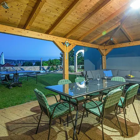 Stunning In With Kitchen Holiday home