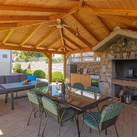 Stunning In With Kitchen بيت للعطل *