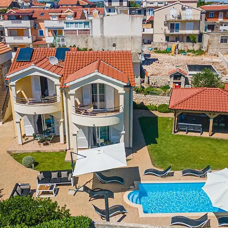 Stunning In With Kitchen بيت للعطل بيروفاتش