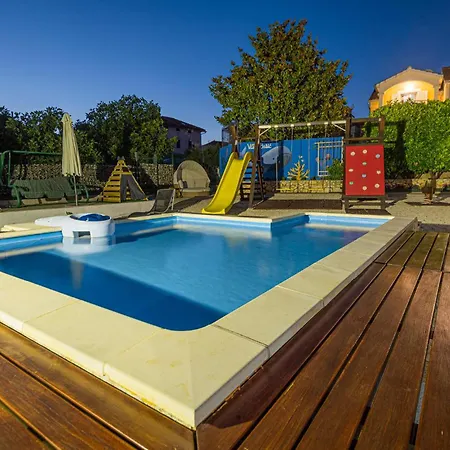 بيت للعطل Stunning In With Kitchen بيروفاتش