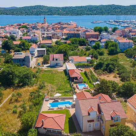 Stunning In With Kitchen بيت للعطل