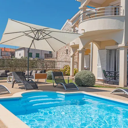 Stunning In With Kitchen * بيروفاتش