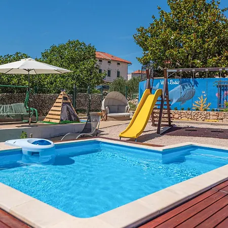 Vakantiehuis Stunning In With Kitchen