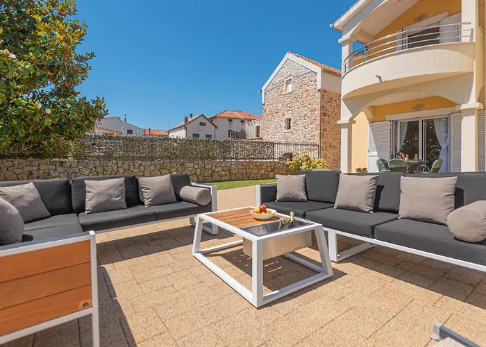 別荘 Stunning In With Kitchen ピロヴァッツ